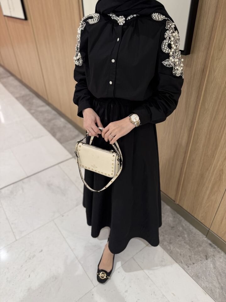 OMUZ İŞLEMELİ GÖMLEK