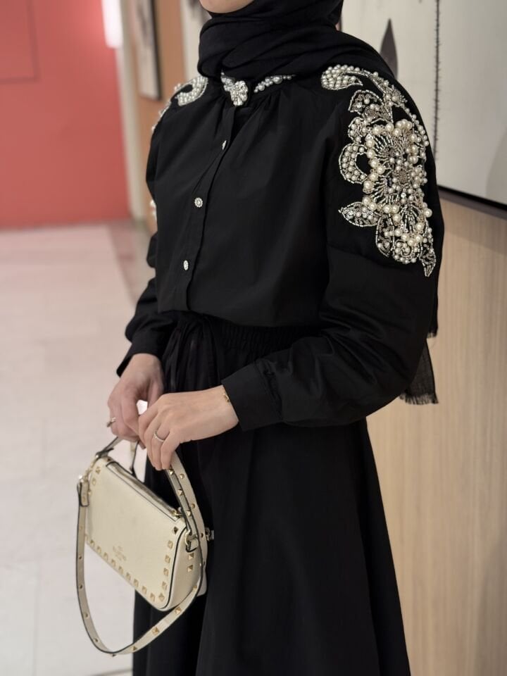 OMUZ İŞLEMELİ GÖMLEK