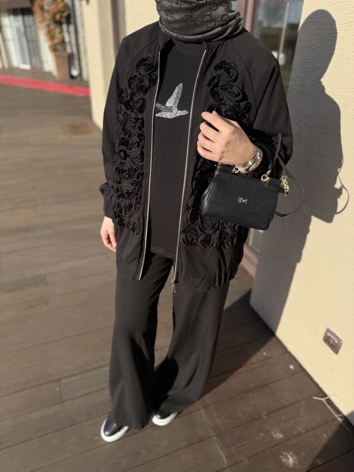 NELLA GÜLLÜ TAKIM- SİYAH